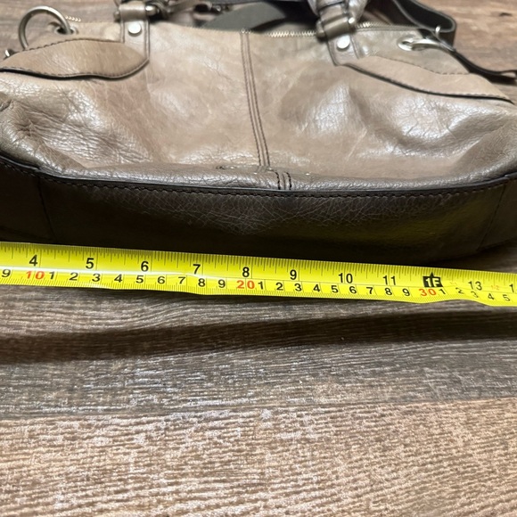 Fossil mint near new condition large Gray Leather Shoulder Bag/crossbody KEY - Picture 12 of 16